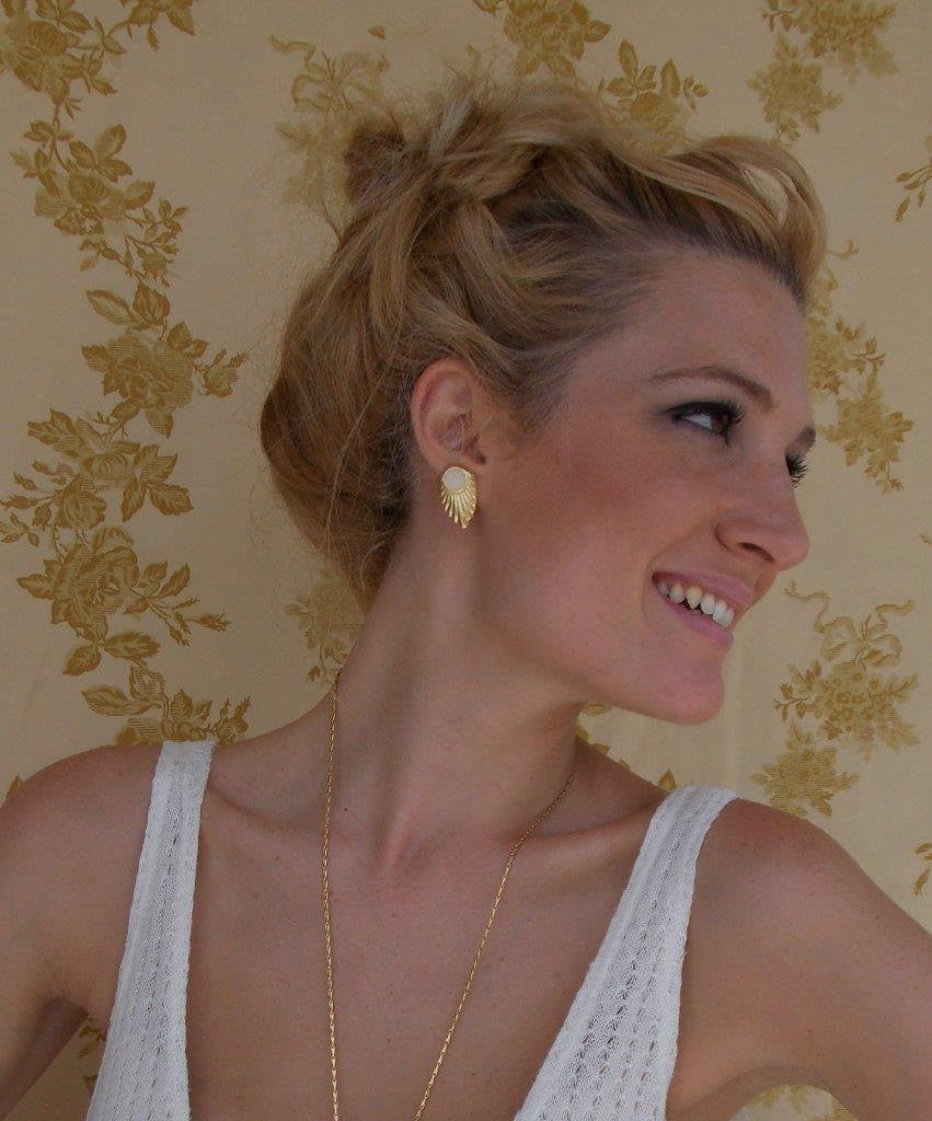 עגילים צמודים, עגילי כנף זהב עם אמייל שחור, עגילים אפנתיים לאישה