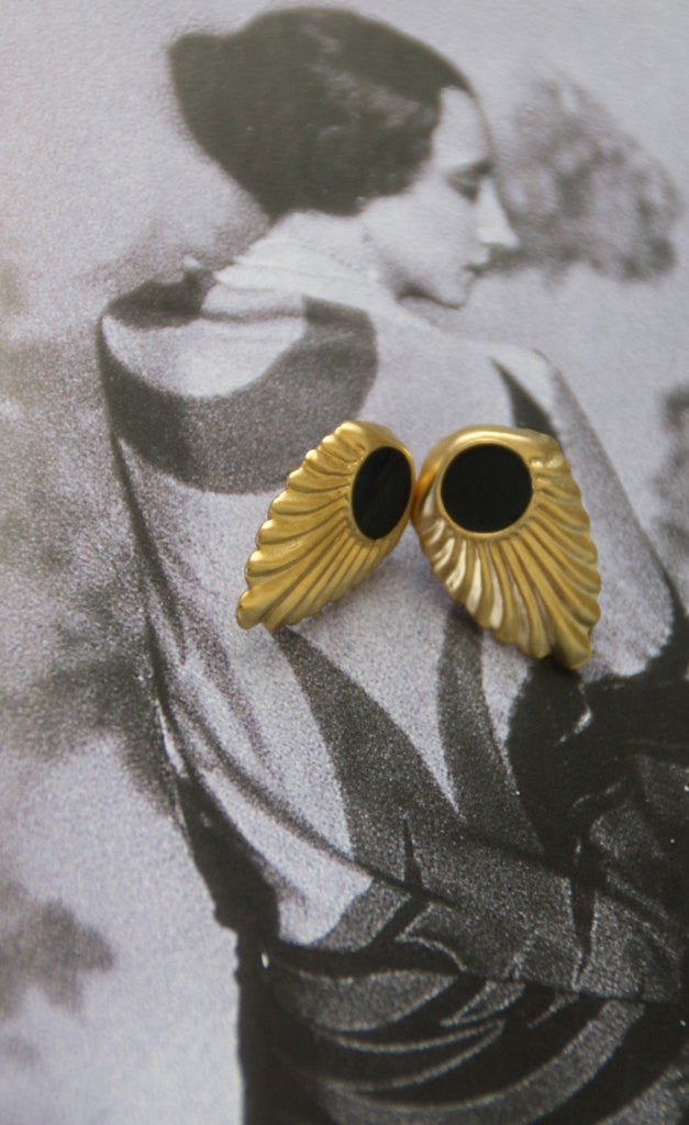 עגילים צמודים, עגילי כנף זהב עם אמייל שחור, עגילים אפנתיים לאישה
