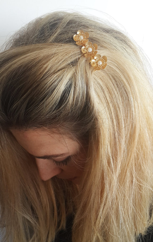 מסרקיה לשיער עם שלושה פרחים ופנינים - זהב